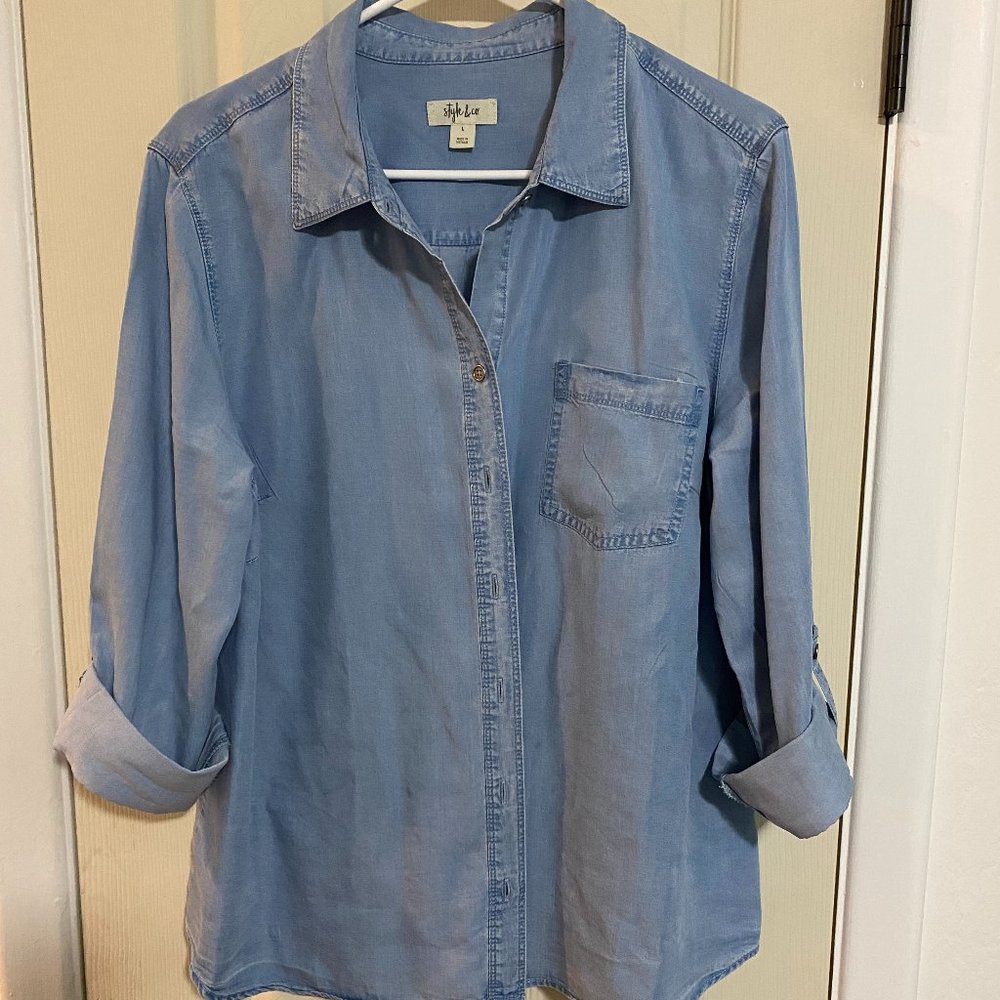 Long Sleeved Roll Tab Lightweight Chambray Blue Button Down Shirt L